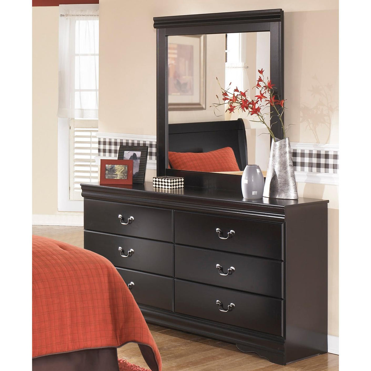 Signature Design by Ashley Huey Vineyard B128B1 Dresser and Mirror IMAGE 1