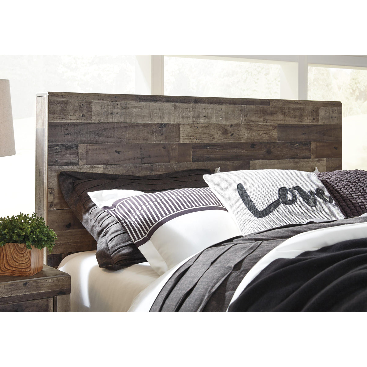 Benchcraft Derekson B200B18 Queen Panel Bed with 4 Storage Drawers IMAGE 3