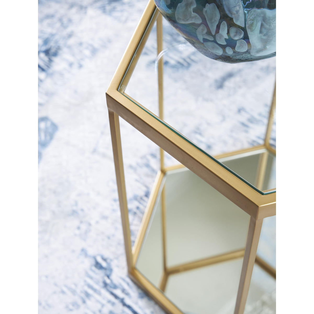 Signature Design by Ashley Veerwick A4000661 Accent Cocktail Table IMAGE 4