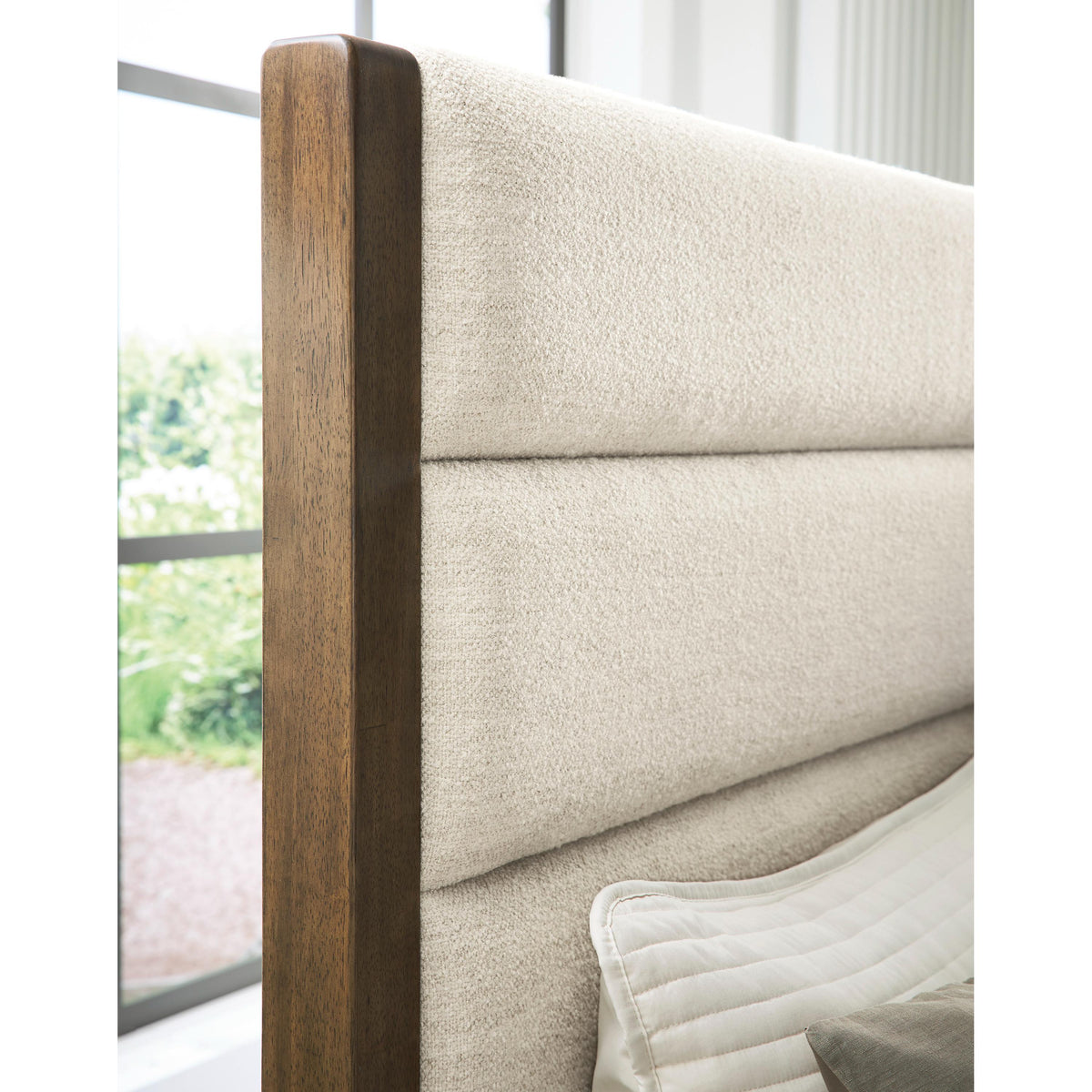 Benchcraft Marxmore B863B2 Queen Upholstered Storage Bed IMAGE 5