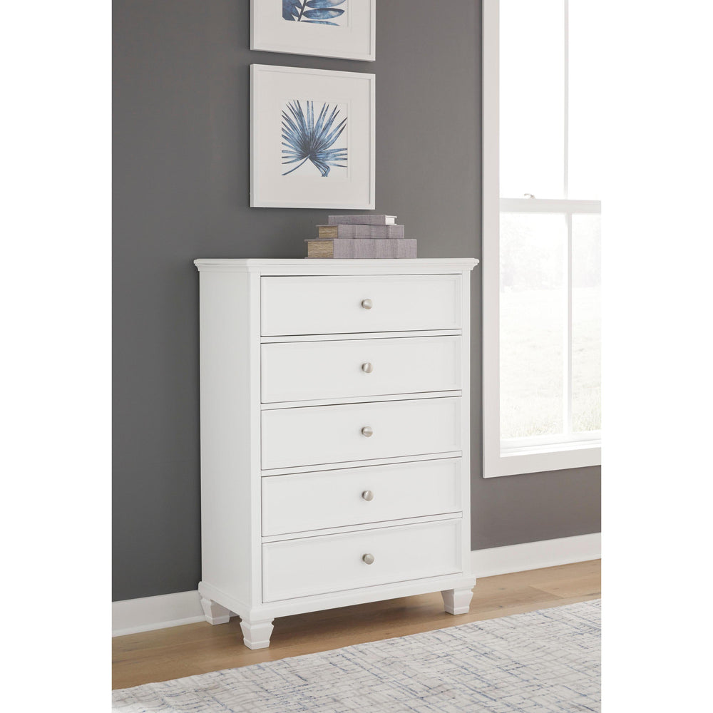  Signature Design by Ashley Fortman B680 7 pc Queen Panel Bedroom Set IMAGE 4