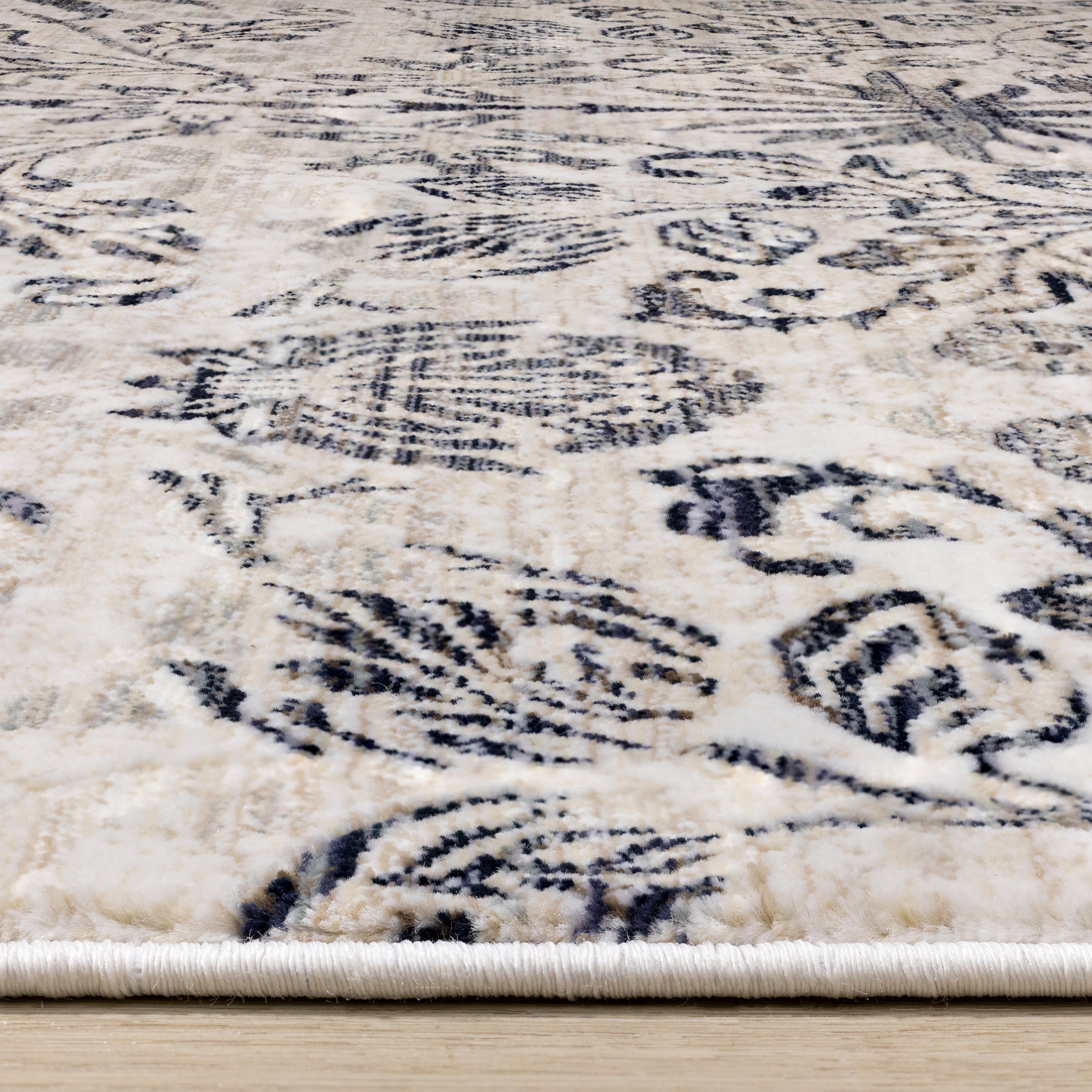 Samira Ornate Leaf Pattern Rug