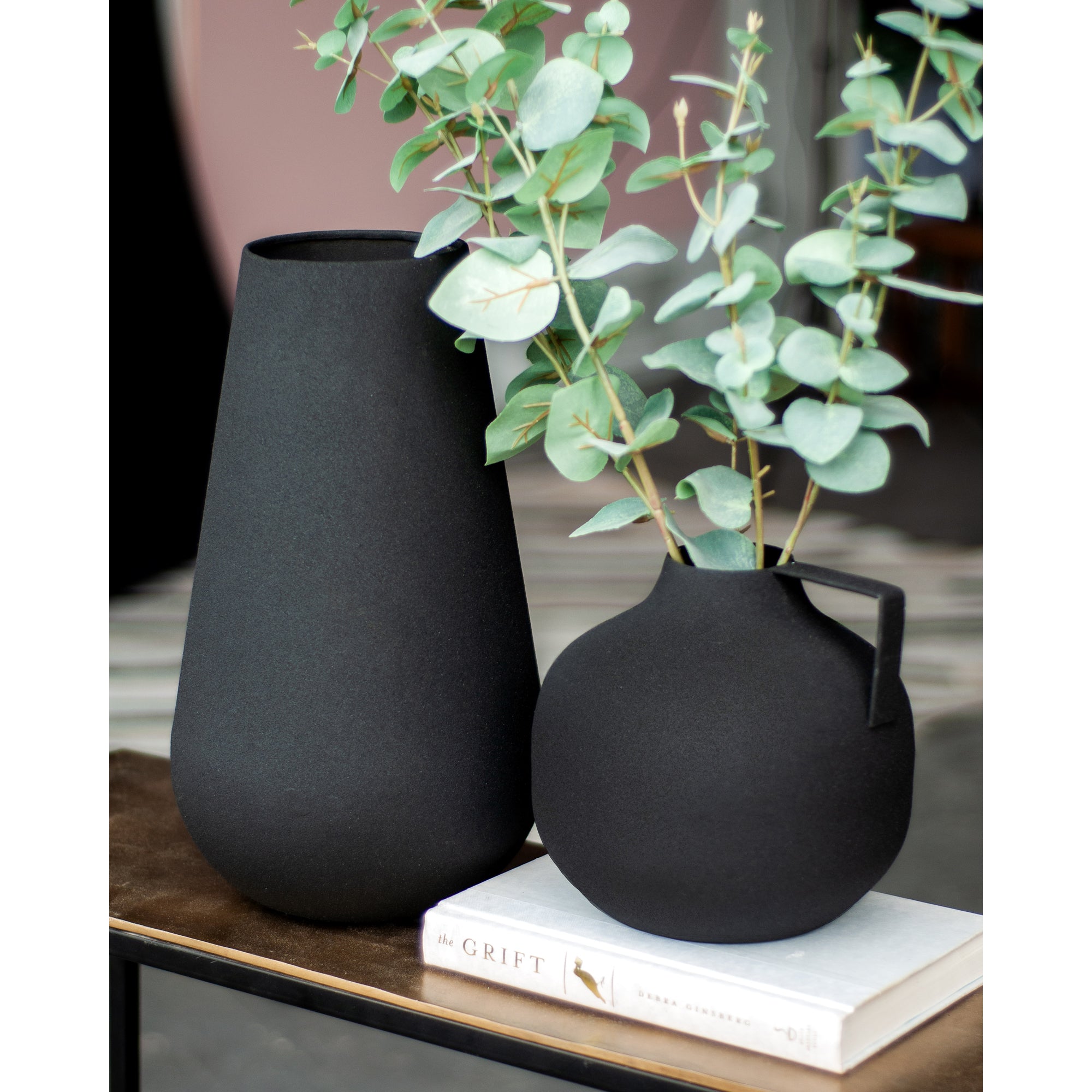 Roove Indoor Iron Vase, Matte Black - Lifestyle Image - VAS197