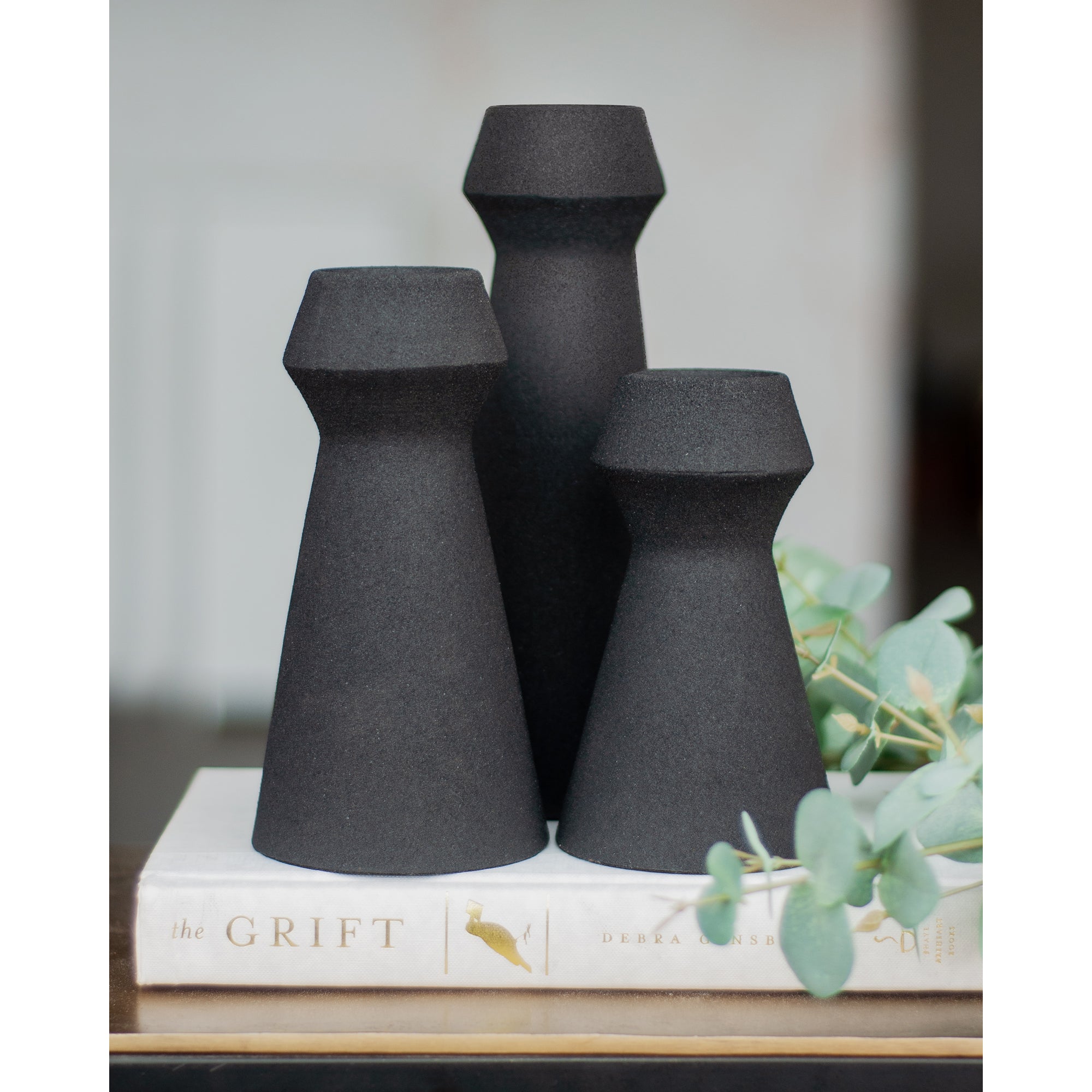 Granfeld Indoor Iron Vase, Matte Black - Lifestyle Image - VAS198
